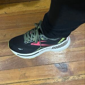 Brooks Women's Black and Pink Athletic Shoes